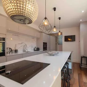 https://large-victorian-terrace-penarth-cardiff.cardiffhotelswales.com
